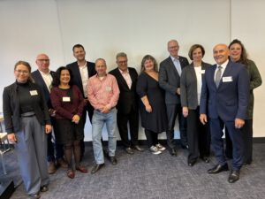 Referentinnen und Referenten: 2. links hinten: Thorsten Klute, SPD, 3. links hinten Mehrdad Mostofizadeh, Grüne, 3. von rechts: Daniel Hagemeier, CDU; alle MdL NRW